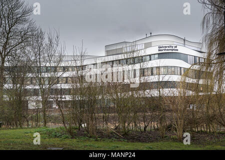 Die kreative hub Gebäude der Universität von Northampton (UON) waterside Campus, entlang des Flusses Nene an einem regnerischen Wintertag in Northampton, En Stockfoto