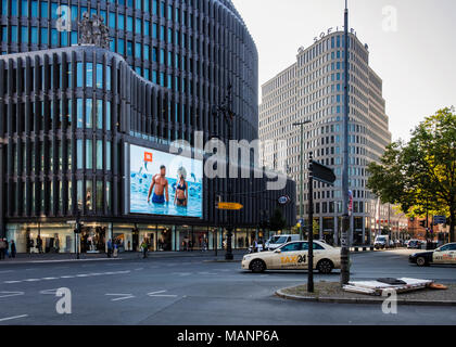 Berlin Charlottenburg, Swissôtel & Sofitel Luxury 5-Sterne Hotels mit Blick auf den Kurfürstendamm. moderne Hotel Gebäude Stockfoto