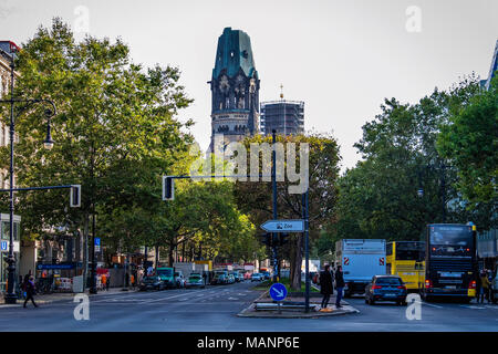 Berlin Ku'damm Blick auf die Straße. Kaiser-Wilhelm-Gedächtniskirche Kaiser-Wilhelm-Gedächtniskirche. Krieg - beschädigte Turm der historischen Kirche & neue Glockenturm Stockfoto