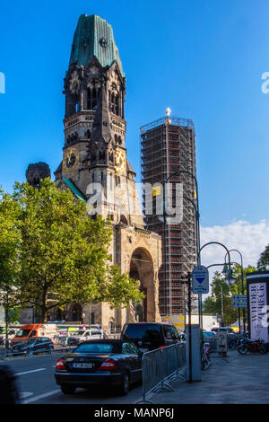 Berlin Breitscheidplatz. Kaiser-wilhelm-Gedächtniskirche Kaiser-Wilhelm-Gedächtniskirche. Krieg - beschädigte Turm der historischen Kirche & neue Glockenturm. Stockfoto