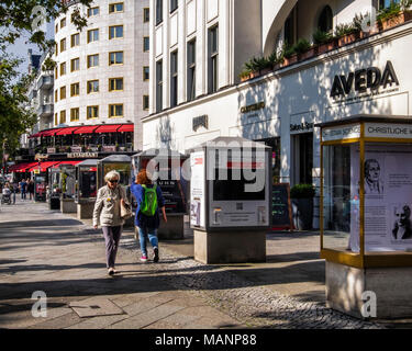 Berlin, Charlottenburg. Kurfürstendamm, mit zahlreichen Geschäften, Vitrinen und Reinhard's Restaurant. Stockfoto