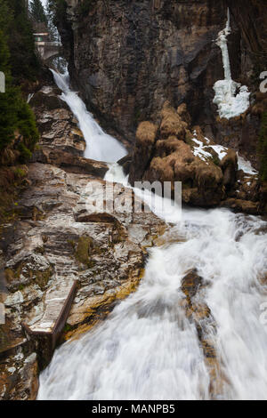 Wasserfall fliegen Gewässer in Bad Gastein, Österreich. Wasserfall mit einer Fallhöhe von 341 m in drei Schritten. Das Thema von vielen berühmten Maler und Dichter Stockfoto