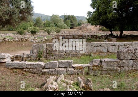 Griechenland, Olympia. Die leonidaion. Unterkunft für Athleten die Teilnahme an Olympischen Spielen. Südwestlich des Heiligtums, Ca. 330 v. Chr.. Von Leonidas von Naxos. Ruinen. Peloponnes. Stockfoto