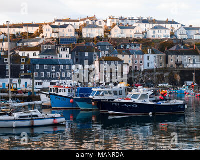 Fischerboote im Hafen von Mevagissey Cornwall vertäut. Stockfoto