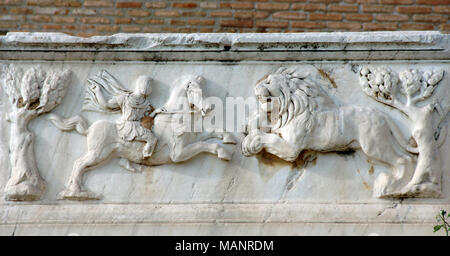 Römische Erleichterung. Detail aus einem Grab im Odeon befindet. Soldat auf dem Pferd im Kampf mit einem Löwen. Marbre. Patras, Peleponnese, Griechenland. Stockfoto