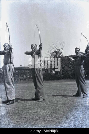 1947, historische Vorderansicht von drei männlichen Bogenschützen, die für die Olympischen Spiele der Nachkriegszeit 1948 in London trainierten. Stockfoto