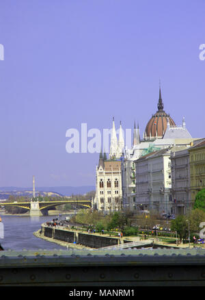 Blick über die Donau in der ungarischen Hauptstadt Budapest in Ungarn mit Blick auf das Parlamentsgebäude auf der Pester Seite der Fluss Stockfoto