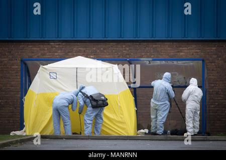 Forensische Offiziere an die Szene, wo ein 16-jähriger Junge am Montag abend erschossen wurde und Links in kritischem Zustand im Markhouse Straße in Walthamstow, East London. Stockfoto