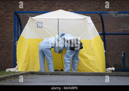 Forensische Offiziere an die Szene, wo ein 16-jähriger Junge am Montag abend erschossen wurde und Links in kritischem Zustand im Markhouse Straße in Walthamstow, East London. Stockfoto