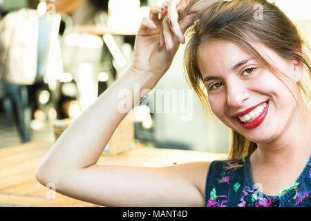 Porträt einer jungen Frau blond, an der Kamera suchen, haben gelächelt, gut gelaunt, toothy Lächeln. Stockfoto