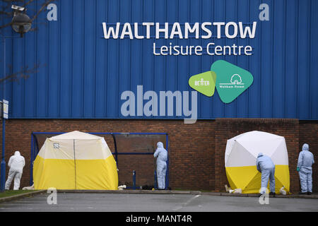 Forensische Offiziere an die Szene, wo ein 16-jähriger Junge am Montag abend erschossen wurde und Links in kritischem Zustand im Markhouse Straße in Walthamstow, East London. Stockfoto