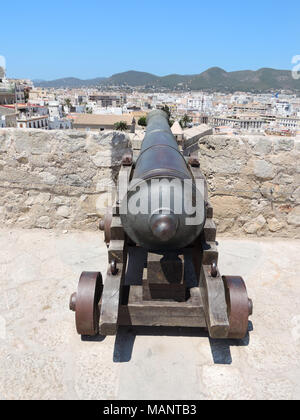 Alte Kanonen an der Anreicherung von Ibiza Stadt. Dalt Vila mit antiken Kanonen. Stockfoto