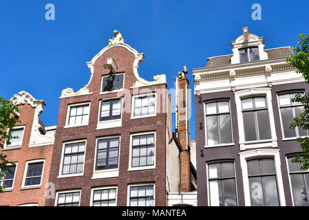 Altes haus Fassade, den Niederlanden. Historische Gebäude Exterieur und strahlend blauer Himmel. Stockfoto