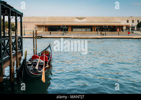 Venezianischen Gondeln auf dem Canal Grande mit Santa Lucia Bahnhof, der Hauptbahnhof Hub in Venedig, im Hintergrund Stockfoto