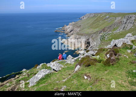 Paar genießt die Aussicht auf die Westküste von Lundy Island, Devon, Großbritannien Stockfoto