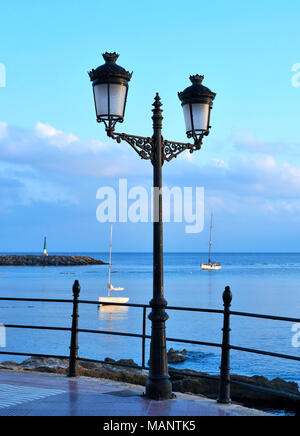 Antiken Straßenlaternen in Santa Eulalia, Ibiza. Reich verzierte Straße Licht in der Dämmerung oder Abends. Stockfoto