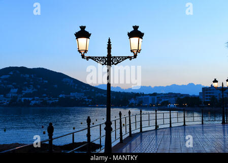 Antiken Straßenlaternen in Santa Eulalia, Ibiza. Reich verzierte Straße Licht in der Dämmerung oder Abends. Stockfoto