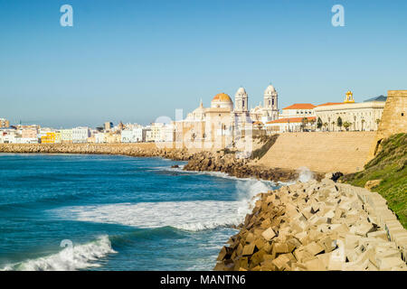 Wellen des Atlantiks auf der städtischen Ufer der Altstadt von Cadiz, Andalusien, Spanien brechen Stockfoto