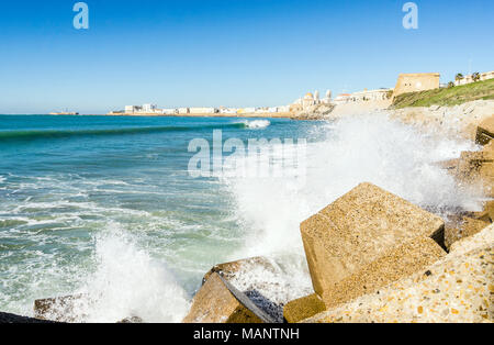 Wellen des Atlantiks auf der städtischen Ufer der Altstadt von Cadiz, Andalusien, Spanien brechen Stockfoto