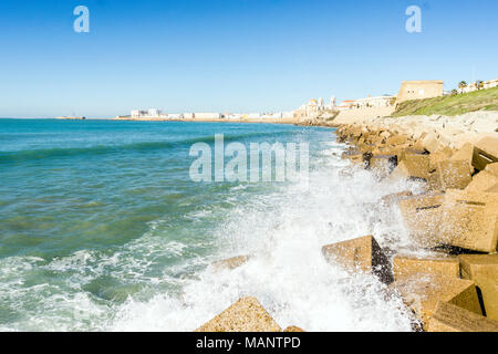 Wellen des Atlantiks auf der städtischen Ufer der Altstadt von Cadiz, Andalusien, Spanien brechen Stockfoto