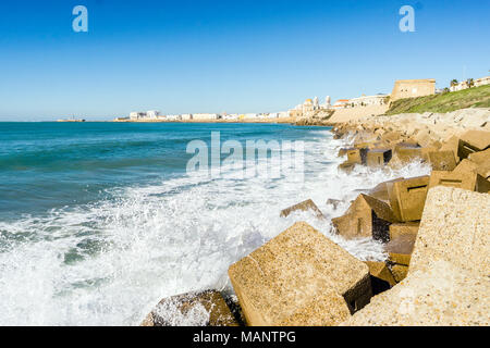 Wellen des Atlantiks auf der städtischen Ufer der Altstadt von Cadiz, Andalusien, Spanien brechen Stockfoto