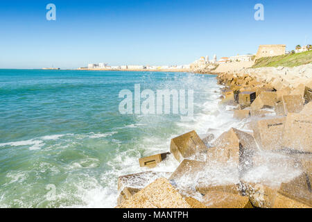 Wellen des Atlantiks auf der städtischen Ufer der Altstadt von Cadiz, Andalusien, Spanien brechen Stockfoto