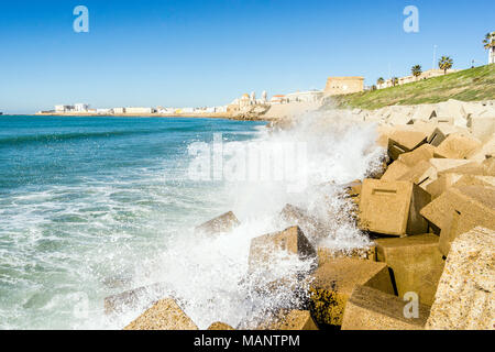 Wellen des Atlantiks auf der städtischen Ufer der Altstadt von Cadiz, Andalusien, Spanien brechen Stockfoto