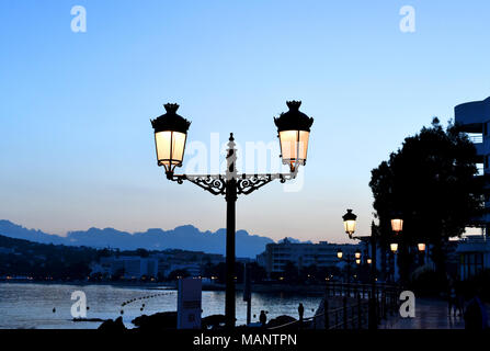 Antiken Straßenlaternen in Santa Eulalia, Ibiza. Reich verzierte Straße Licht in der Dämmerung oder Abends. Stockfoto