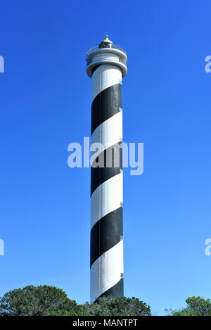 Rundumleuchte oder gestreifte Leuchtturm auf der Insel Ibiza. Schwarze und weiße Leuchtturm auf einer Klippe Küste oder die Küste. Stockfoto