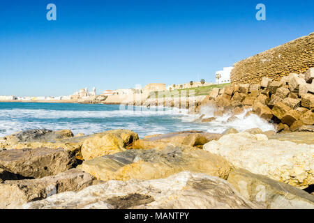 Wellen des Atlantiks auf der städtischen Ufer der Altstadt von Cadiz, Andalusien, Spanien brechen Stockfoto