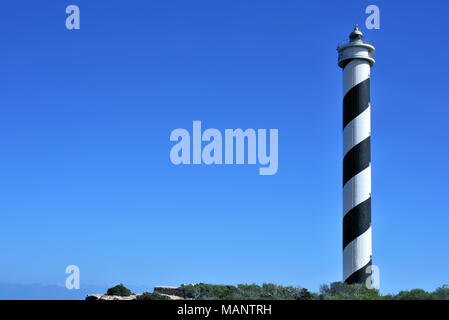 Rundumleuchte oder gestreifte Leuchtturm auf der Insel Ibiza. Schwarze und weiße Leuchtturm auf einer Klippe Küste oder die Küste. Stockfoto