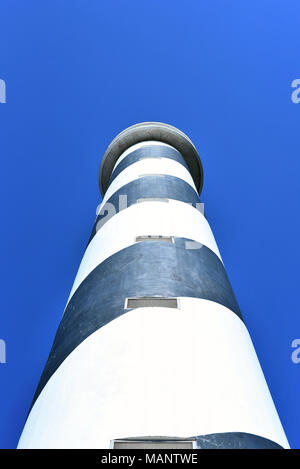 Rundumleuchte oder gestreifte Leuchtturm auf der Insel Ibiza. Schwarze und weiße Leuchtturm auf einer Klippe Küste oder die Küste. Stockfoto