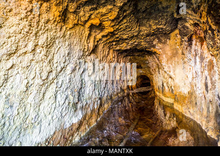 Bergbau Tunnel mit Wasser in Pena del Hierro, Nerva, Andalusien, Spanien gefüllt Stockfoto