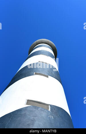 Rundumleuchte oder gestreifte Leuchtturm auf der Insel Ibiza. Schwarze und weiße Leuchtturm auf einer Klippe Küste oder die Küste. Stockfoto