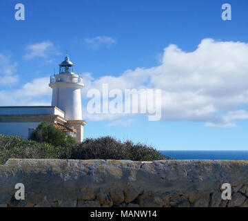 Rundumleuchte oder gestreifte Leuchtturm auf der Insel Ibiza. Schwarze und weiße Leuchtturm auf einer Klippe Küste oder die Küste. Stockfoto