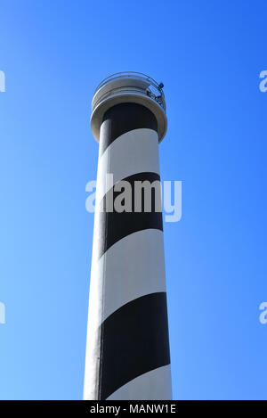 Rundumleuchte oder gestreifte Leuchtturm auf der Insel Ibiza. Schwarze und weiße Leuchtturm auf einer Klippe Küste oder die Küste. Stockfoto