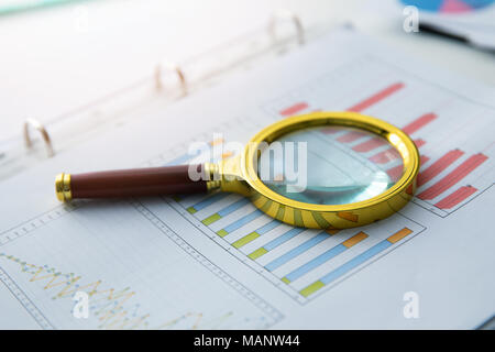 Wirtschaftsprüfung - Lupe auf die in dem Bericht "Diagramm Stockfoto