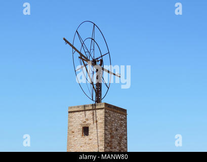 Alte spanische Windmühle und bus Himmel. Historische Windmühle auf der Insel Ibiza, Sommer Szene. Stockfoto