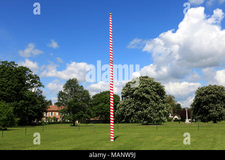 Maibaum und Hütten auf dem Dorfplatz grün, Ickwell Dorf, Bedfordshire, England, UK Stockfoto