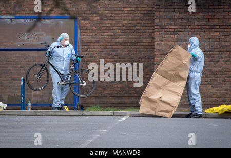 Forensische Offiziere an die Szene, wo ein 16-jähriger Junge am Montag abend erschossen wurde und Links in kritischem Zustand im Markhouse Straße in Walthamstow, East London. Stockfoto