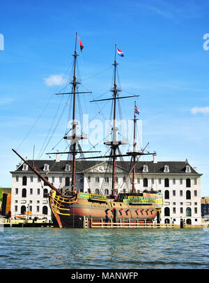 Piratenschiff oder Schiffs vor einem historischen Gebäude in Amsterdam. Sehenswürdigkeiten Attraktion, antiken Schiff. Stockfoto