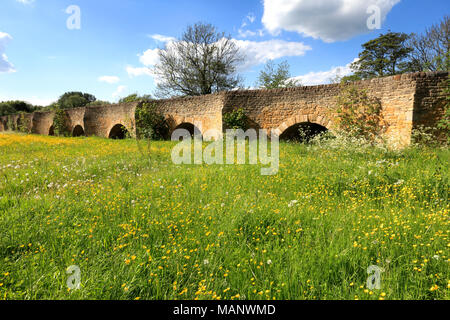 Sommer-Blick auf einen Teil der 26 gewölbte steinerne Brücke über Fluss Great Ouse in Bromham Dorf, Bedfordshire, England, UK Stockfoto