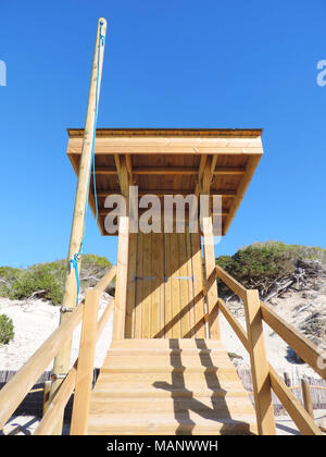 Rettung der Tower oder die auf dem hölzernen Wachturm am Strand. Lifeguard Tower im Sound mit blauem Himmel und Strand Dünen. Stockfoto