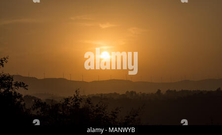 Sonnenaufgang über den Bergen von Nilshi mit Windmühlen am Horizont Stockfoto