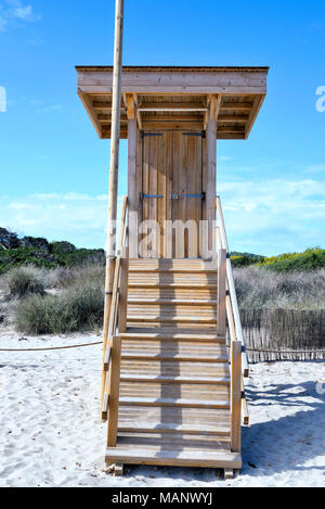 Rettung der Tower oder die auf dem hölzernen Wachturm am Strand. Lifeguard Tower im Sound mit blauem Himmel und Strand Dünen. Stockfoto