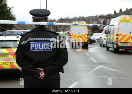 Polizei Tätigkeit außerhalb einer Adresse auf Headfield Straße in Dewsbury, West Yorkshire, einer von zwei Adressen, die von den Offizieren von Terrorismusbekämpfung Polizeiarbeit Nordosten überfallen wurden. Zwei Männer wurden wegen des Verdachts der Planung Terror verhaftet. Stockfoto