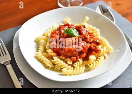 Lecker Gulasch Gericht mit Spirale nudeln Pasta oder auf einem weißen Teller. Essen Szene mit ungarischen Gericht. Stockfoto