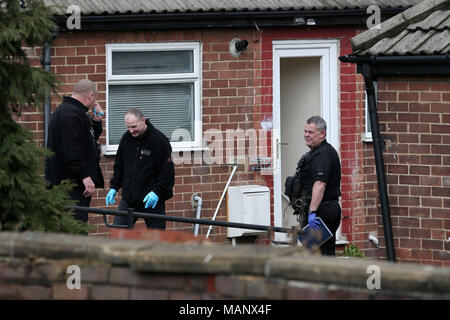 Polizei Tätigkeit außerhalb einer Adresse in der Savile Stadt, Dewsbury, West Yorkshire, einer von zwei Adressen, die von den Offizieren von Terrorismusbekämpfung Polizeiarbeit Nordosten überfallen wurden. Zwei Männer wurden wegen des Verdachts der Planung Terror verhaftet. Stockfoto