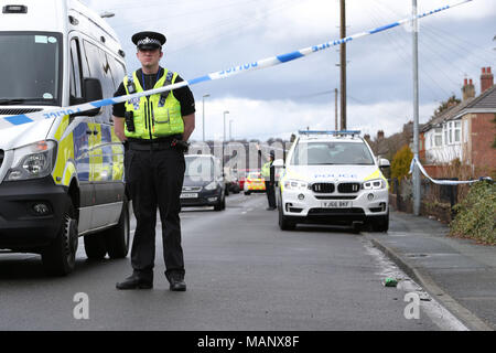 Polizei Tätigkeit außerhalb einer Adresse in der Savile Stadt, Dewsbury, West Yorkshire, einer von zwei Adressen, die von den Offizieren von Terrorismusbekämpfung Polizeiarbeit Nordosten überfallen wurden. Zwei Männer wurden wegen des Verdachts der Planung Terror verhaftet. Stockfoto