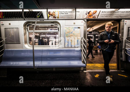 Pendler in U-Bahn Wagen am New Yorker U-Bahn Stockfoto